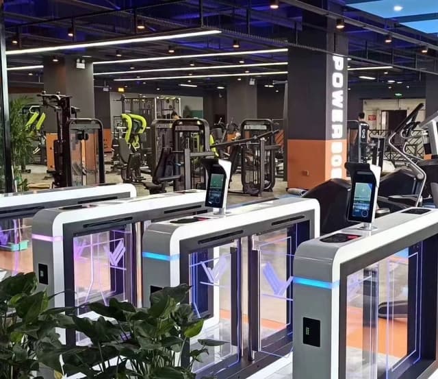 Torniquetes como controlo de acessos, acesso a ginásios boxes e fitness centers. Controlo de acesso seguro e versátil.